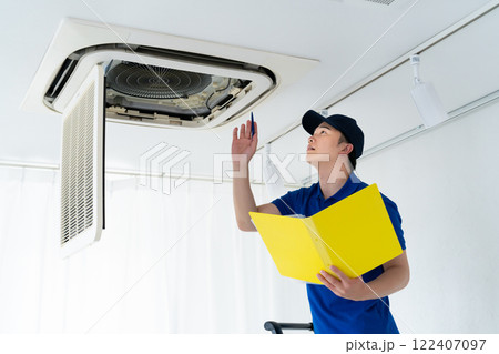天井埋込エアコンのメンテナンス 122407097