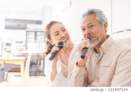 シニアカップル カラオケ シニアカップル カラオケ 122407134