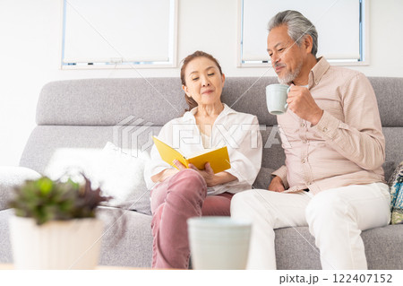 本を読むシニアカップル 本を読むシニアカップル 122407152