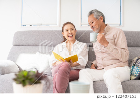 本を読むシニアカップル 122407153