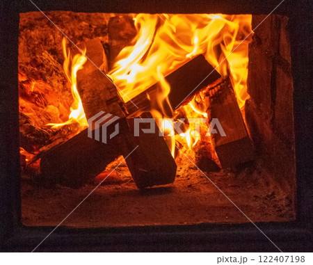 かまどで燃える木材 かまどで燃える木材 122407198