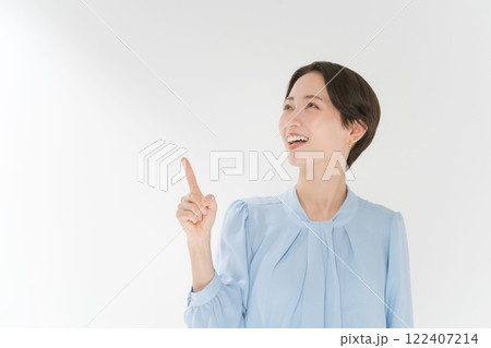 指差しをする笑顔のミドル女性 122407214
