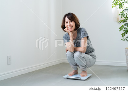 体重計を量って喜ぶ女性 122407327