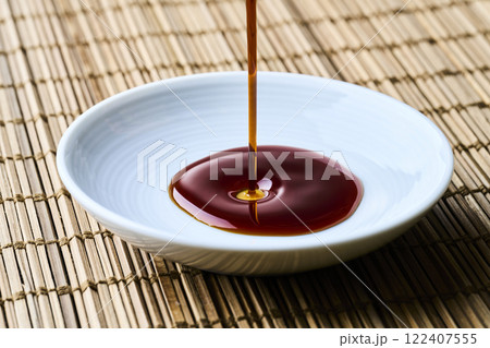 豆皿に注がれる醤油 122407555