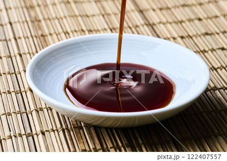 豆皿に注がれる醤油 122407557