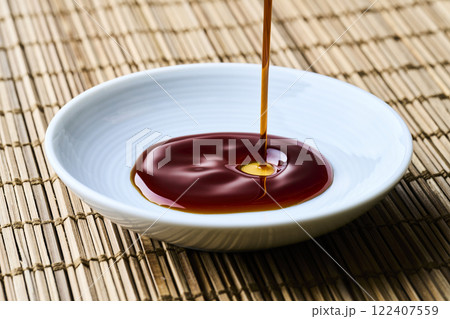 豆皿に注がれる醤油 122407559