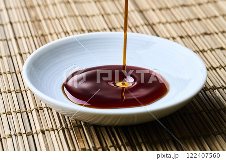 豆皿に注がれる醤油 122407560