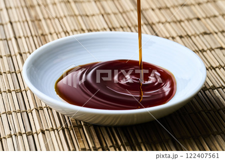 豆皿に注がれる醤油 122407561