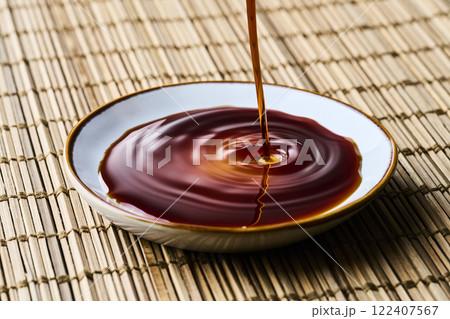 豆皿に注がれる醤油 122407567