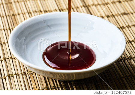 豆皿に注がれる醤油 豆皿に注がれる醤油 122407572
