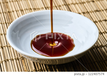 豆皿に注がれる醤油 豆皿に注がれる醤油 122407574
