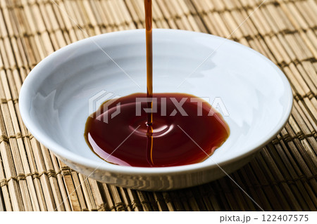 豆皿に注がれる醤油 豆皿に注がれる醤油 122407575
