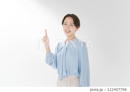ポーズをする笑顔のミドル女性 ポーズをする笑顔のミドル女性 122407706