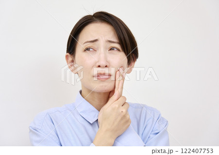 女性　歯痛　白背景 122407753