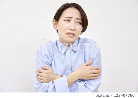 女性 寒気 白背景 女性 寒気 白背景 122407766