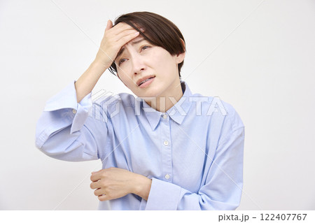 女性　発熱　白背景 122407767