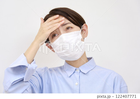 風邪マスクを付けて頭痛がする女性　白背景 122407771