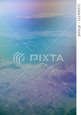 飛行機の窓から見たフィルター越しの景色 冬の機窓 飛行機の窓から見たフィルター越しの景色 冬の機窓 122408351
