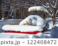 雪に埋もれた除雪車 122408472