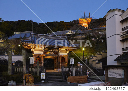 夜明け前の四国遍路二十三番札所 薬王寺 夜明け前の四国遍路二十三番札所 薬王寺 122408837