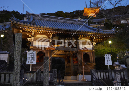 夜明け前の四国遍路二十三番札所 薬王寺 122408841