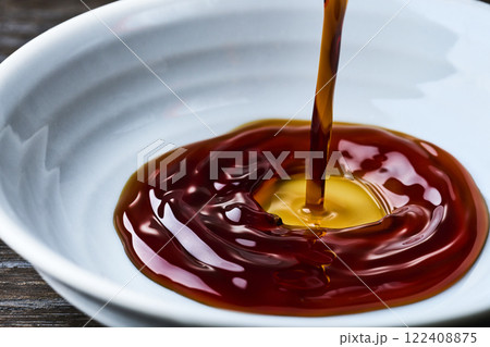 小皿に注がれる醤油 122408875