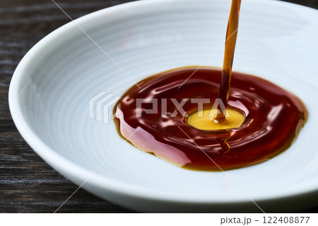 小皿に注がれる醤油 122408877