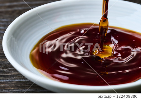 小皿に注がれる醤油 小皿に注がれる醤油 122408880