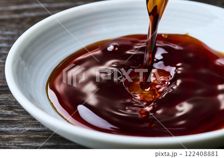 小皿に注がれる醤油 122408881
