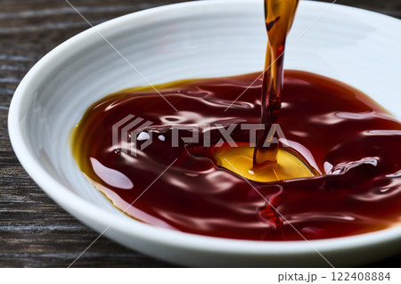 小皿に注がれる醤油 122408884