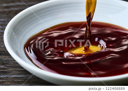 小皿に注がれる醤油 小皿に注がれる醤油 122408889