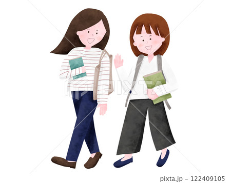 話しながら歩く二人の女性 122409105