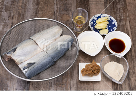 鯖の味噌煮を作るための下ごしらえ 鯖の味噌煮を作るための下ごしらえ 122409203