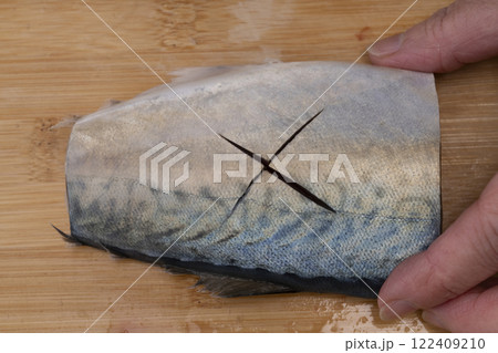 鯖の味噌煮を作るための下ごしらえ 122409210