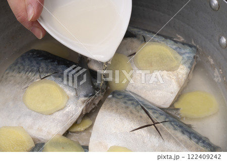 鯖の味噌煮を鍋で煮る 鯖の味噌煮を鍋で煮る 122409242