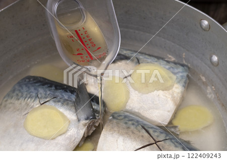 鯖の味噌煮を鍋で煮る 鯖の味噌煮を鍋で煮る 122409243