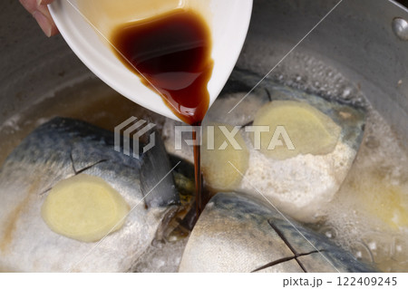 鯖の味噌煮を鍋で煮る 鯖の味噌煮を鍋で煮る 122409245