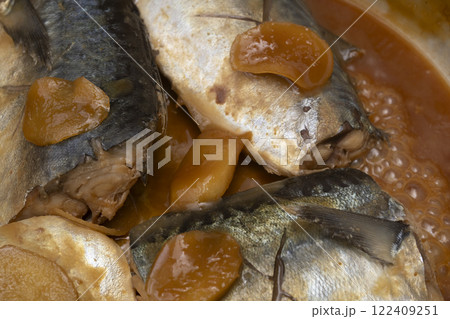鯖の味噌煮を鍋で煮る 122409251