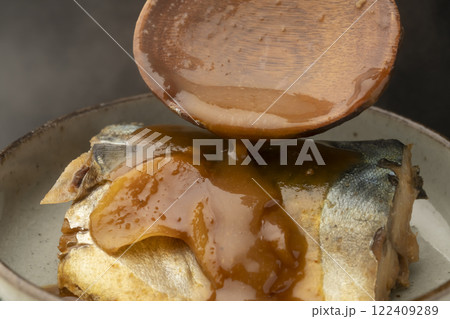 鯖の味噌煮を盛り付ける おたまで味噌をかける 鯖の味噌煮を盛り付ける おたまで味噌をかける 122409289