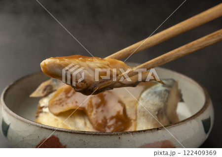 皿に盛り付けた鯖の味噌煮を箸で持ち上げる 皿に盛り付けた鯖の味噌煮を箸で持ち上げる 122409369