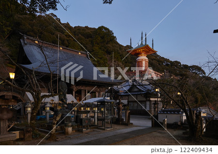 夜明け前の四国遍路二十三番札所 薬王寺  122409434