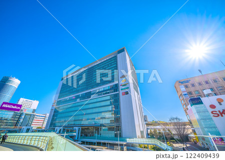 日本の横浜都市景観7年1月。（観光客らで賑わう）新横浜駅や新幹線（奥）などを望む…＝22日 122409439