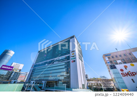 日本の横浜都市景観7年1月。（観光客らで賑わう）新横浜駅や新幹線（奥）などを望む…＝22日 122409440