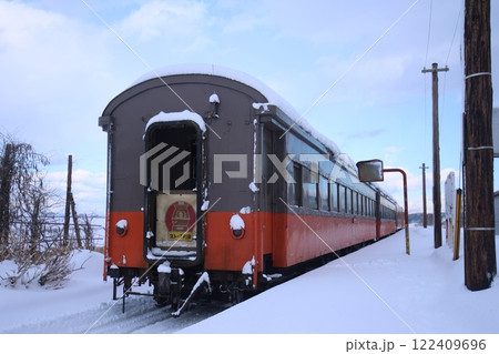 【津軽鉄道】オハフ33形〜ストーブ列車〜（津軽鉄道線：大沢内駅） 122409696