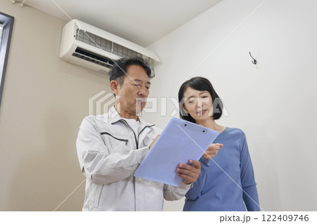 エアコンの修理の見積もりをする業者 エアコンの修理の見積もりをする業者 122409746