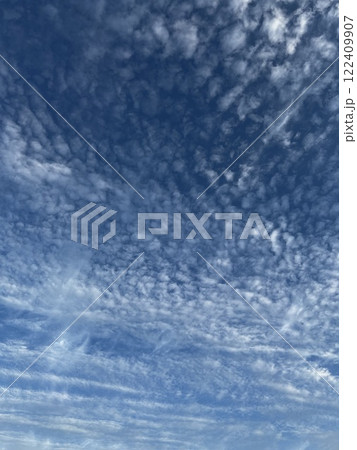 秋の青空と白い雲 122409907