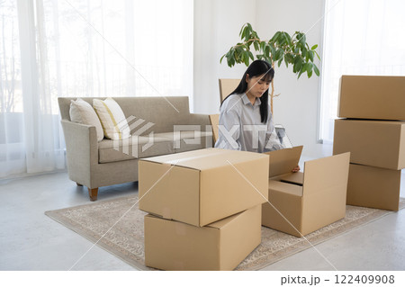 若い女性の引っ越し段ボール荷造りシーン 122409908