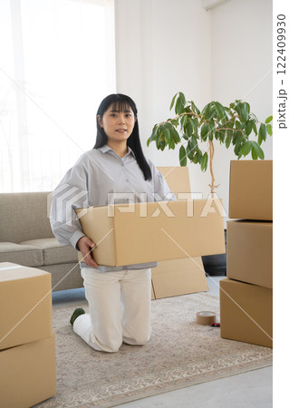 若い女性の引っ越し段ボール荷造りシーン 若い女性の引っ越し段ボール荷造りシーン 122409930