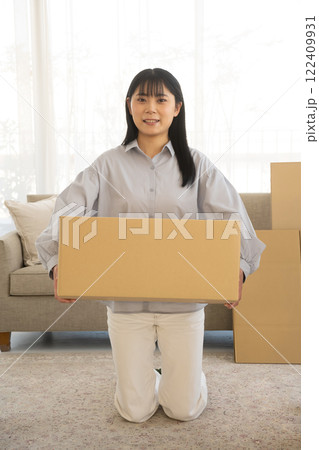 若い女性の引っ越し段ボール荷造りシーン 122409931