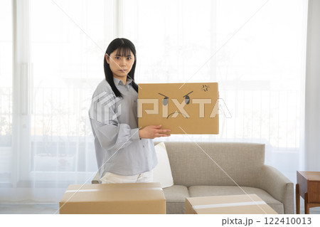 顔のイラスト絵を描いた段ボール箱を持つ女性 顔のイラスト絵を描いた段ボール箱を持つ女性 122410013